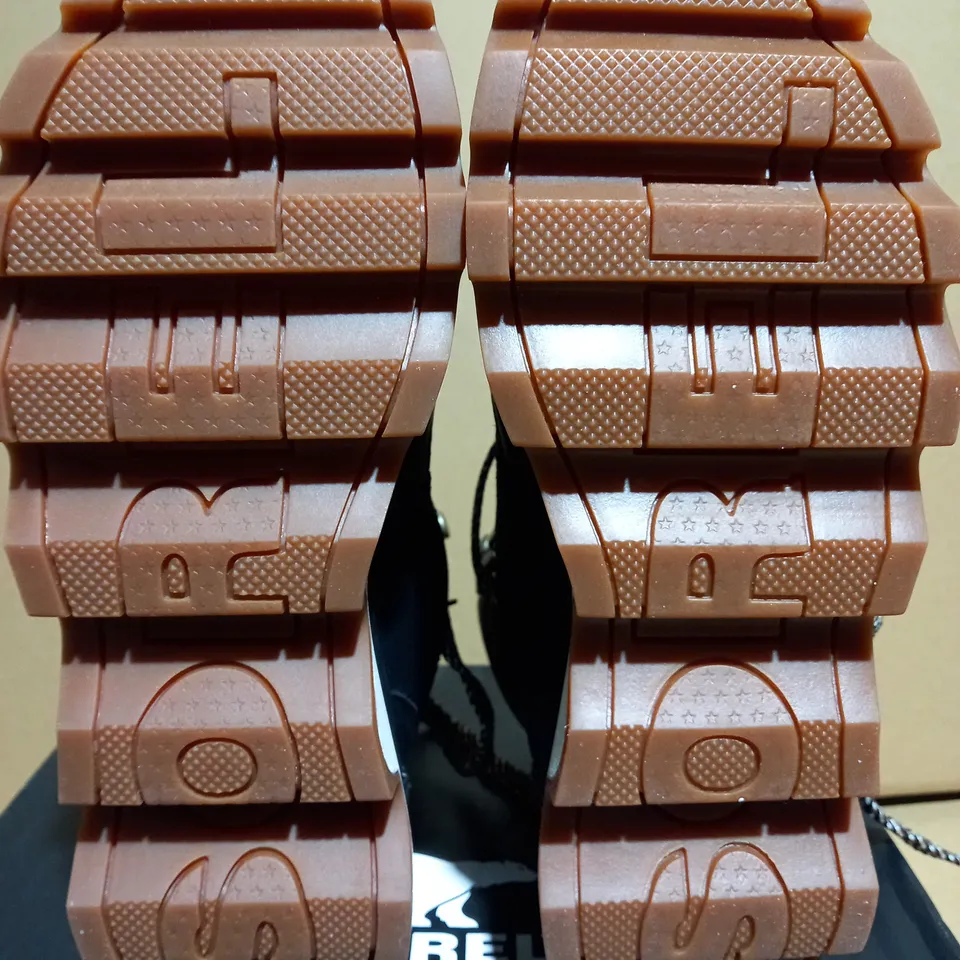 SOREL KINETIC CONQUEST WINDTERIZED BLACK BOOT - SIZE 6