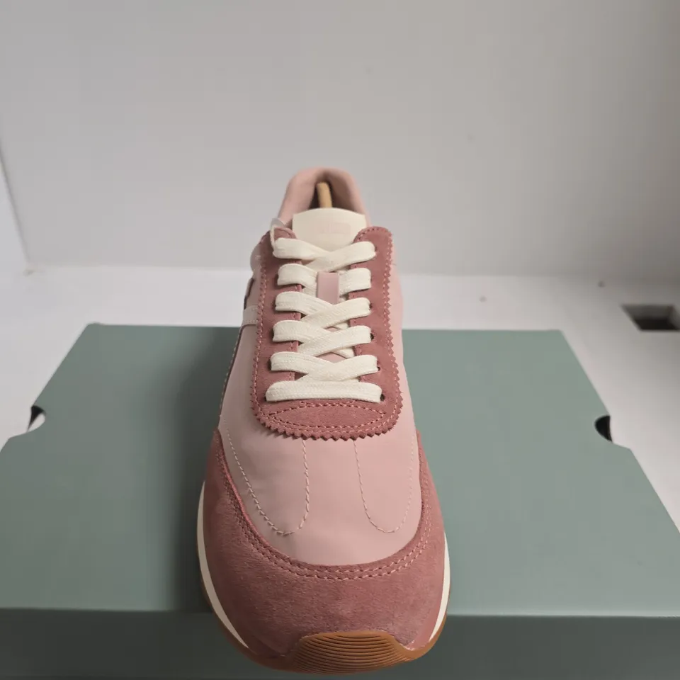 FITFLOP X PANTONE RETRO-Q FF SUEDE TRAINERS – MISTY ROSE, UK 8