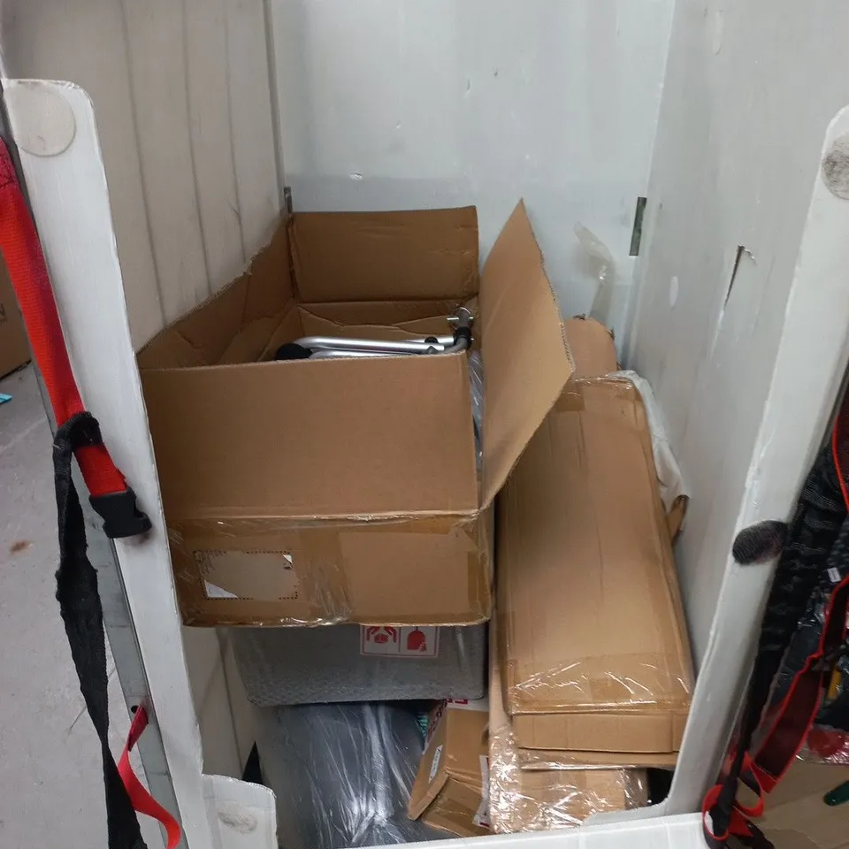 LOT OF APPROXIMATELY 15 ASSORTED HOUSEHOLD ITEMS TO INCLUDE COOLING MAT, METAL PLANT STAND AND FOAM MATS