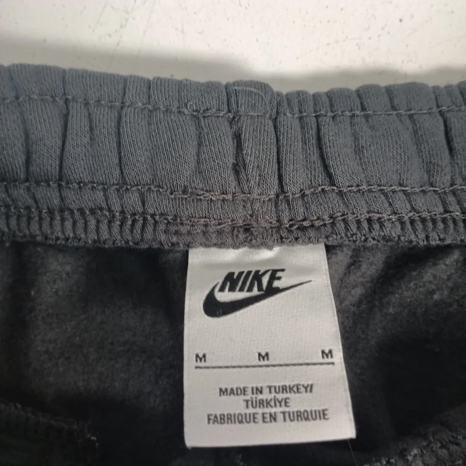 NIKE JOGGERS – STANDARD FIT, TAPER LEG, REGULAR LENGTH – SIZE M – BLACK/DARK GREY