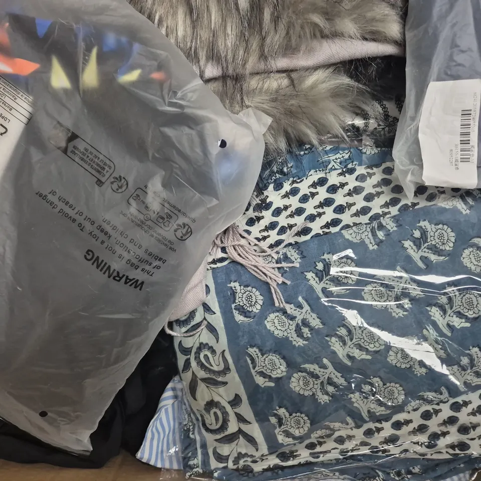 BOX OF APPROXIMATELY 25 ASSORTED CLOTHING AND FASHION PRODUCTS IN VARIOUS STYLES AND SIZES - COLLECTION ONLY