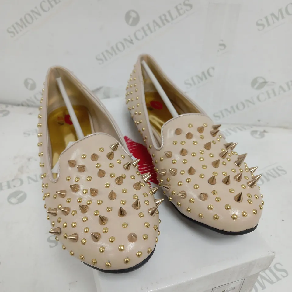 BOX OF 10 PAIRS OF HOT LIPS NUDE PINK LOW SPIKED SHOES 