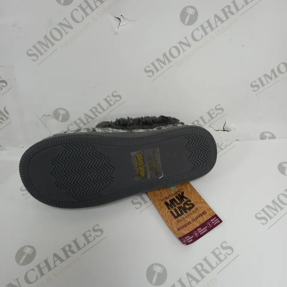 UNBOXED PAIR OF MUK LUKS WOMENS SLIPPERS SIZE 6