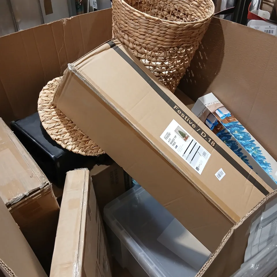 PALLET OF APPROXIMATELY 14 ASSORTED PRODUCTS TO INCLUDE; REALLY USEFUL STORAGE BOXES, HAMPER HYACIN, DINNER SET, FROG LIGHT, SWING BIN AND DOUBLE HANDLE WOK