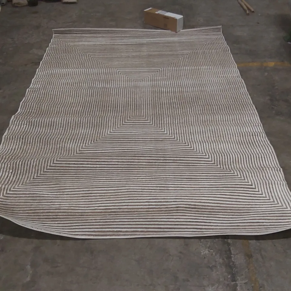 QUALITY DESIGNER PATTERNED RUG - APPROXIMATELY 285 x 200cm