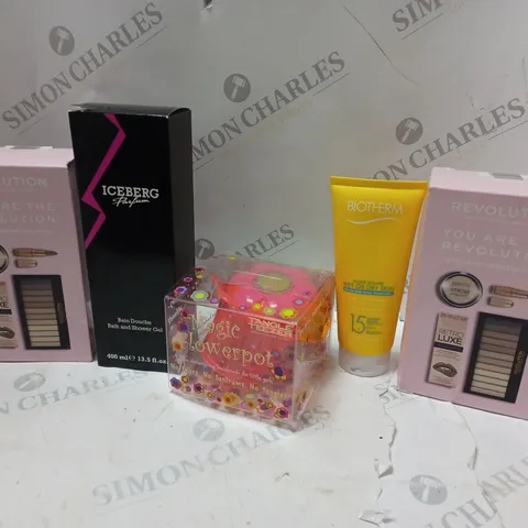 APPROXIMATELY 20 ASSORTED HEALTH AND BEAUTY ITEMS TO INCLUDE REVOLUTION GIFT SET, BIOTHERM MELTING SUN FLUID (200ml), TANGLE TEEZER MAGIC FLOWERPOT, ETC