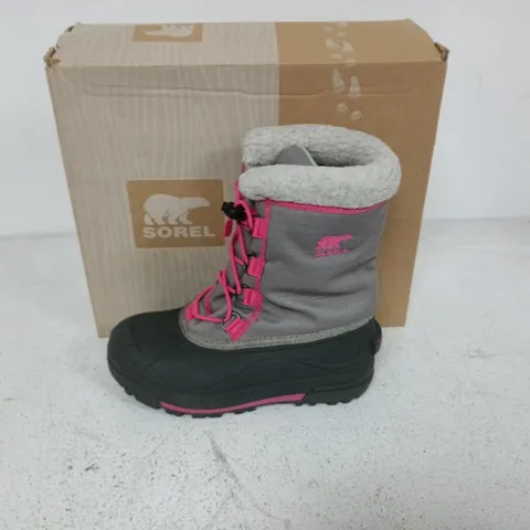 BOXED PAIR OF SOREL YOUTH CUMBERLAND 2 BOOTS IN LIGHT GREY/PINK - UK 2.5
