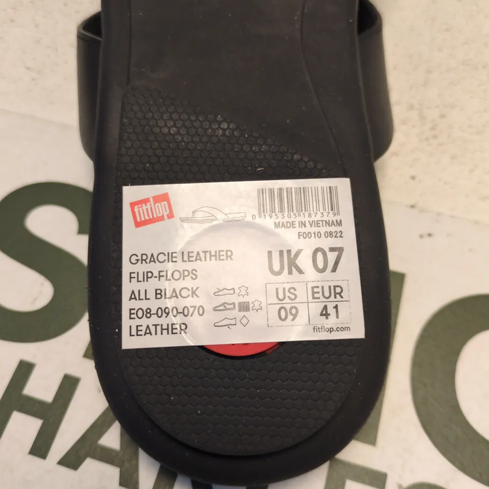 FITFLOP GRACIE LEATHER FLIP-FLOPS – ALL BLACK (UK 7)