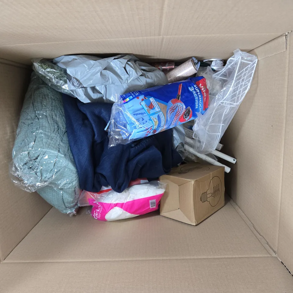 A BOX OF APROXIMATELY 10 ASSORTED  ITEMS TO INCLUDE Vileda Mop Heads Pack; Lightbulb Box Item & White Wire Rack – Mixed Homeware Lot
