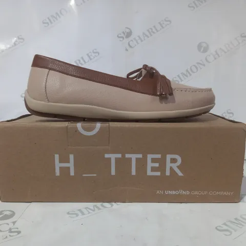 BOXED PAIR OF HOTTER LOAFERS IN CREAM/TAN UK SIZE 6