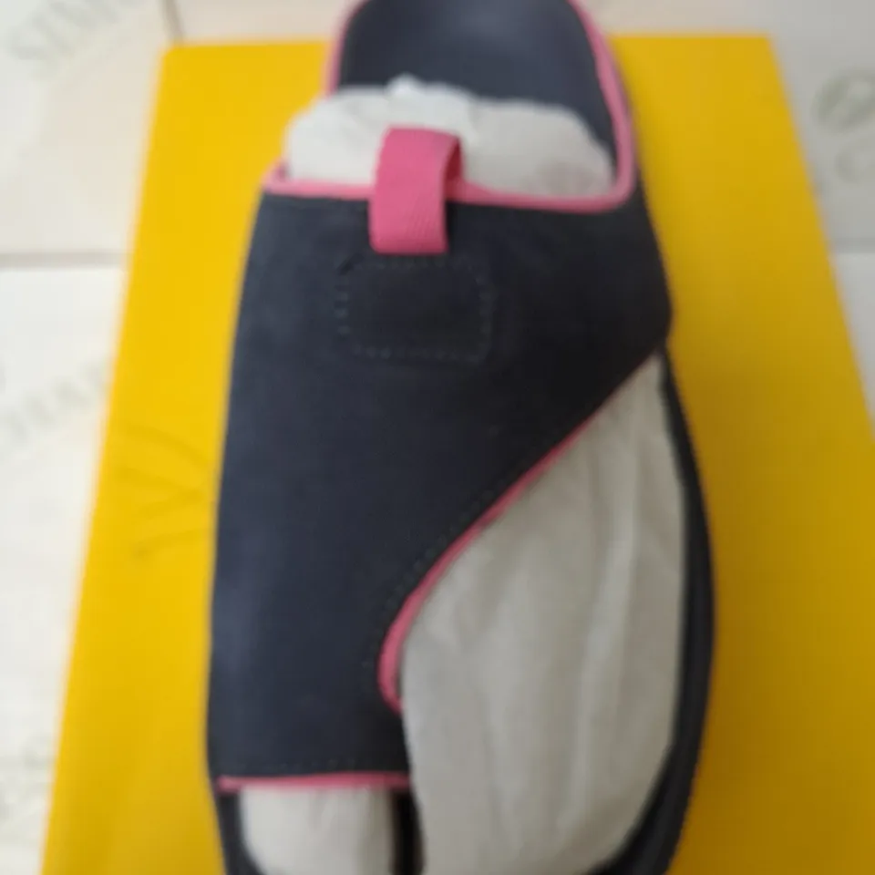 BOXED STRIVE BLUE PINKSTRIPE SANDALS SIZE 5