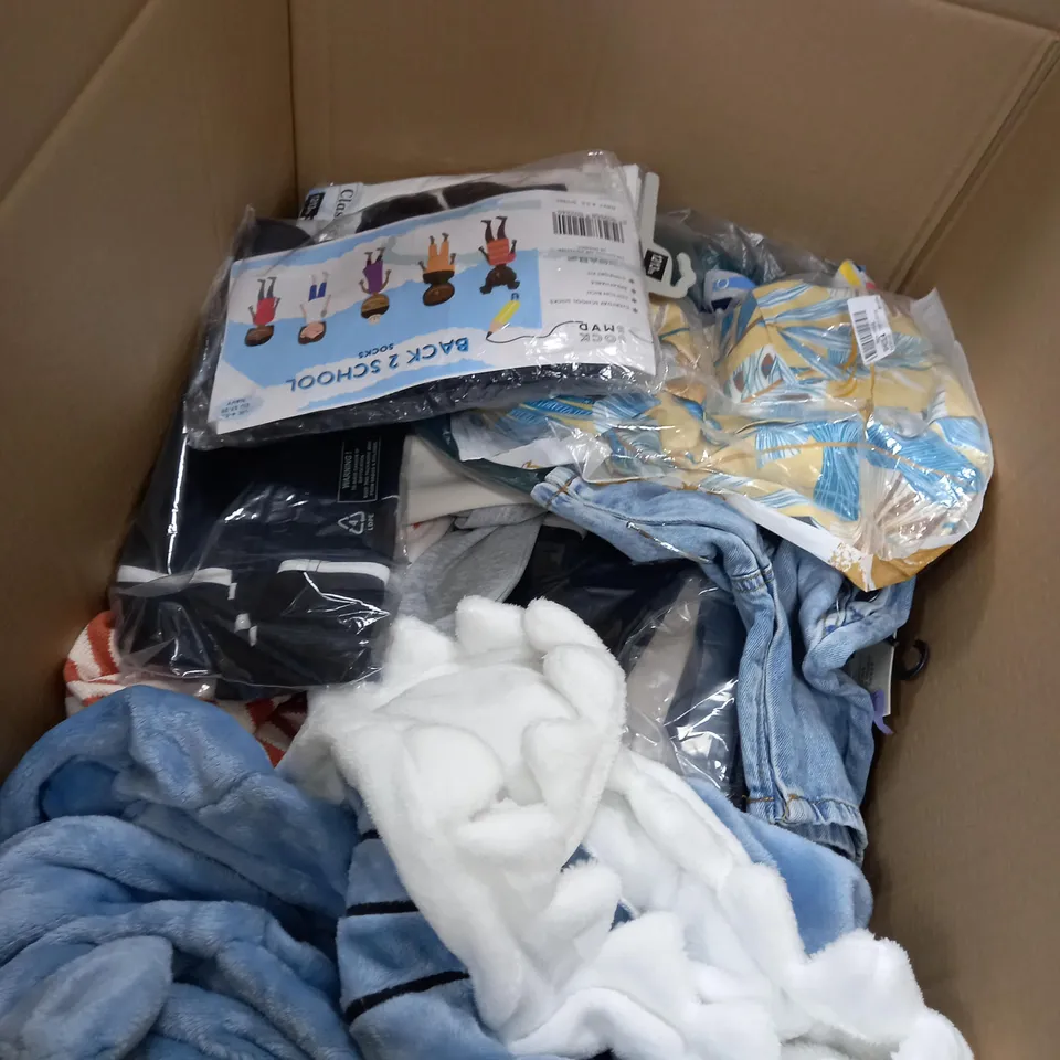 LOT OF CHILDRENS CLOTHES APPROXIMATELY 30 TO INCLUDE COATS, SHIRTS, T-SHIRTS, SHOULDER BAG ETC