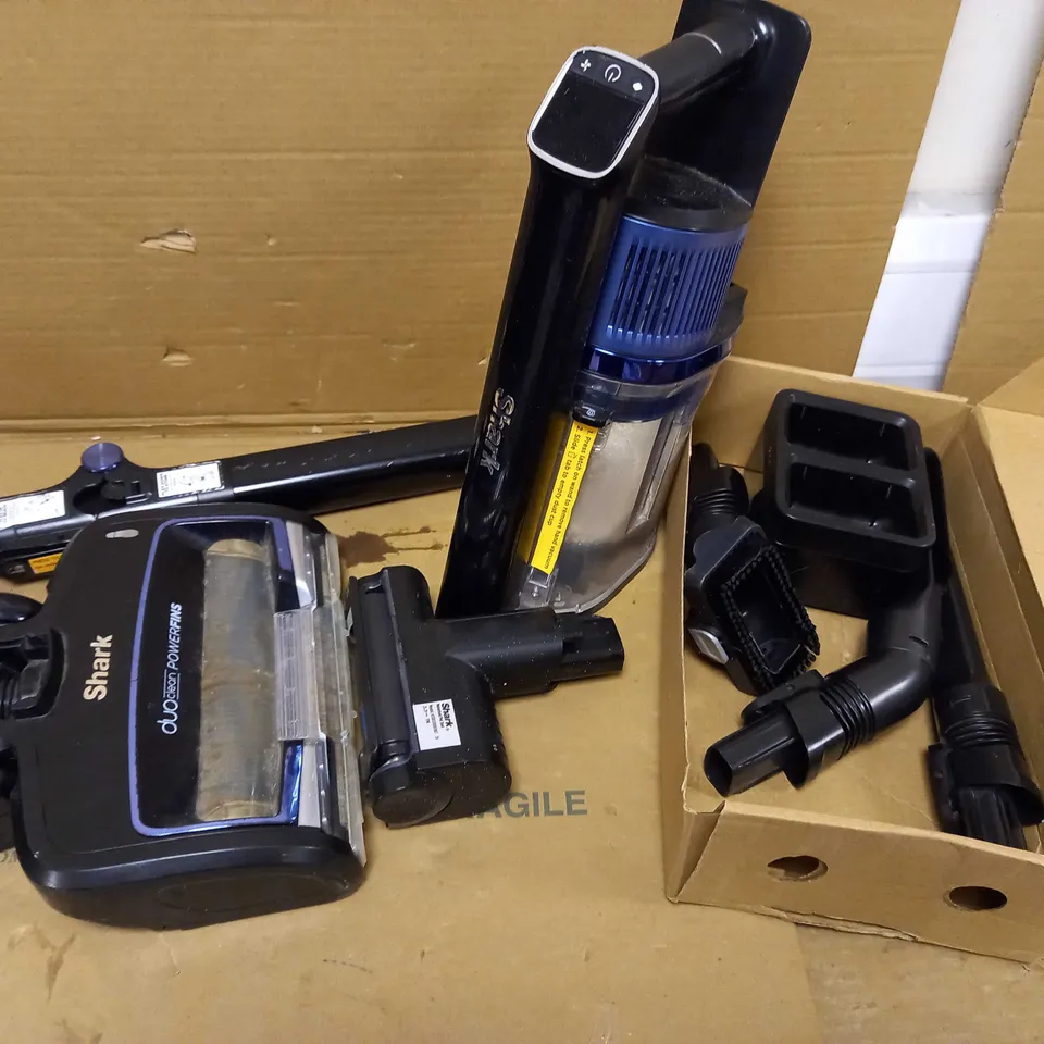 SHARK CORDLESS STICK VACUUM WITH POWER FINS IZ320UKT