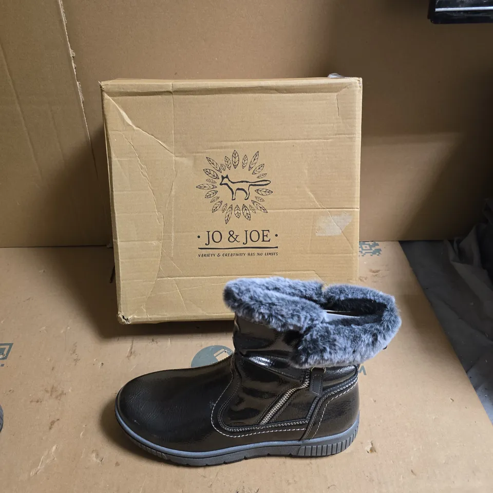 JO & JOE BLACK FAUX-LEATHER WINTER BOOTS WITH GREY FUR LINING
