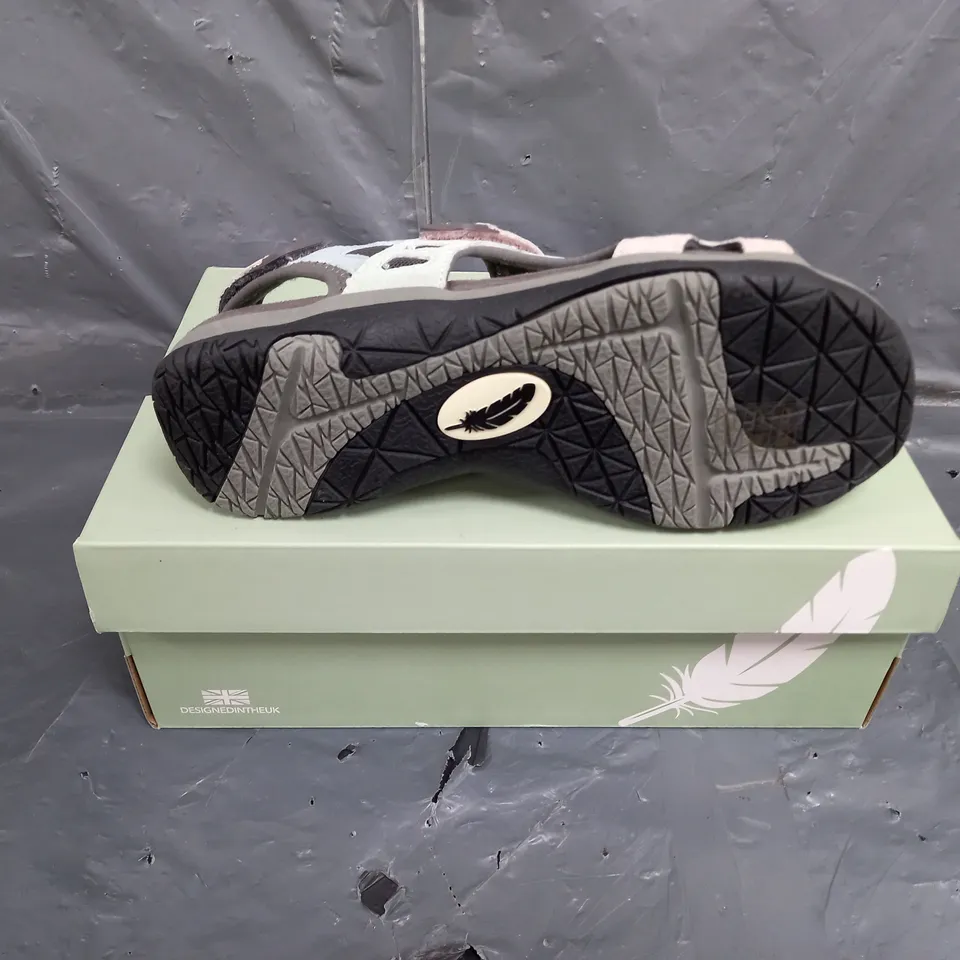BOXED PAIR OF WOMENS FREE SPIRIT SUEDE MULTI SANDALS SIZE 6