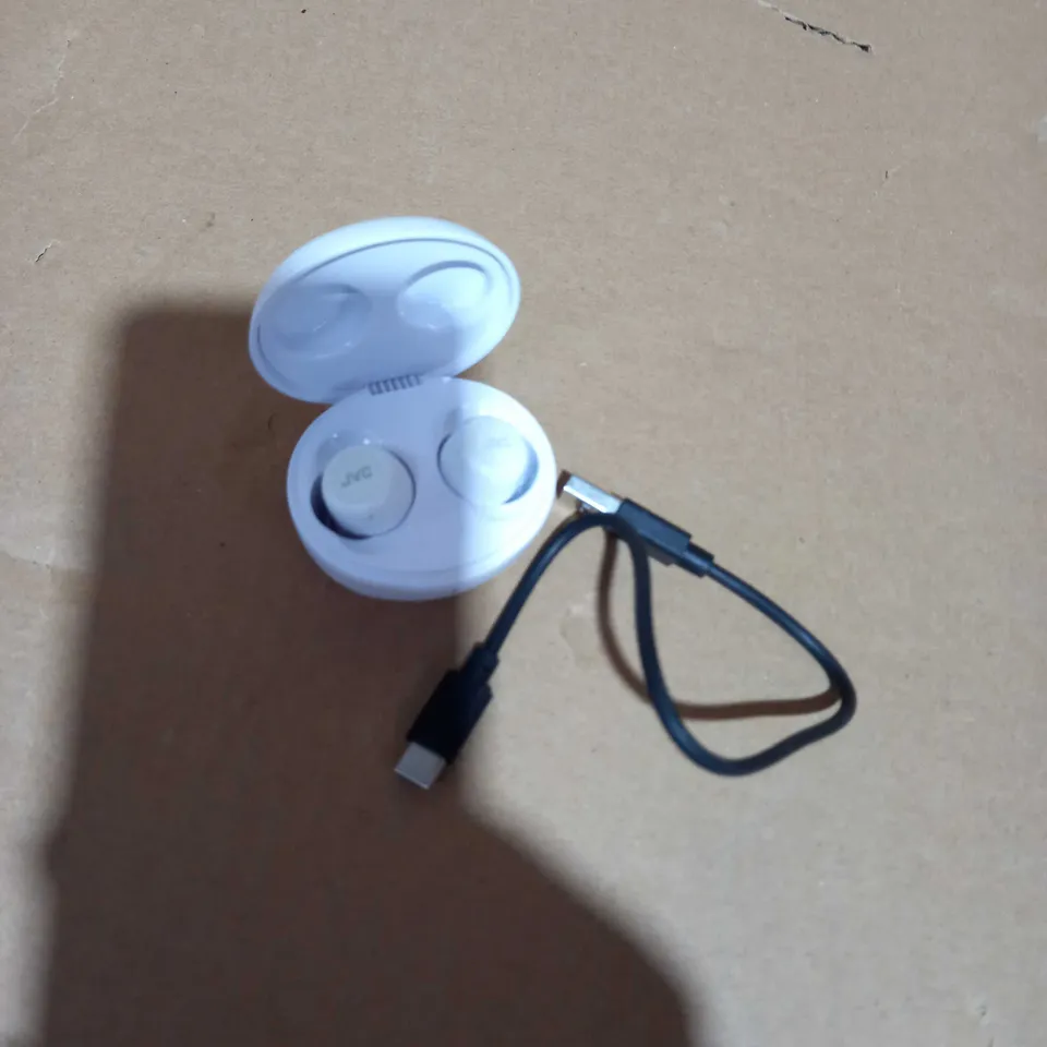 GUMMY BLUETOOTH TRUE WIRELESS EARBUDS WITH CHARGING CASE  WHITE 