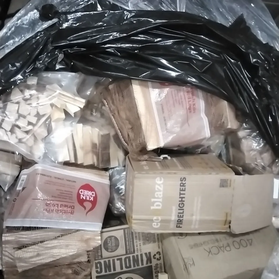 A PALLET CONTAINING A LARGE QUANTITY OF GARDEN SUPPLIES WHICH INCLUDE; DRIED LOGS, NATURAL WOOD FIRELIGHTERS ETC