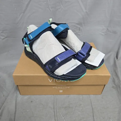 BOXED PAIR OF VIONIC WALK MAX WANDERER SANDALS - 8