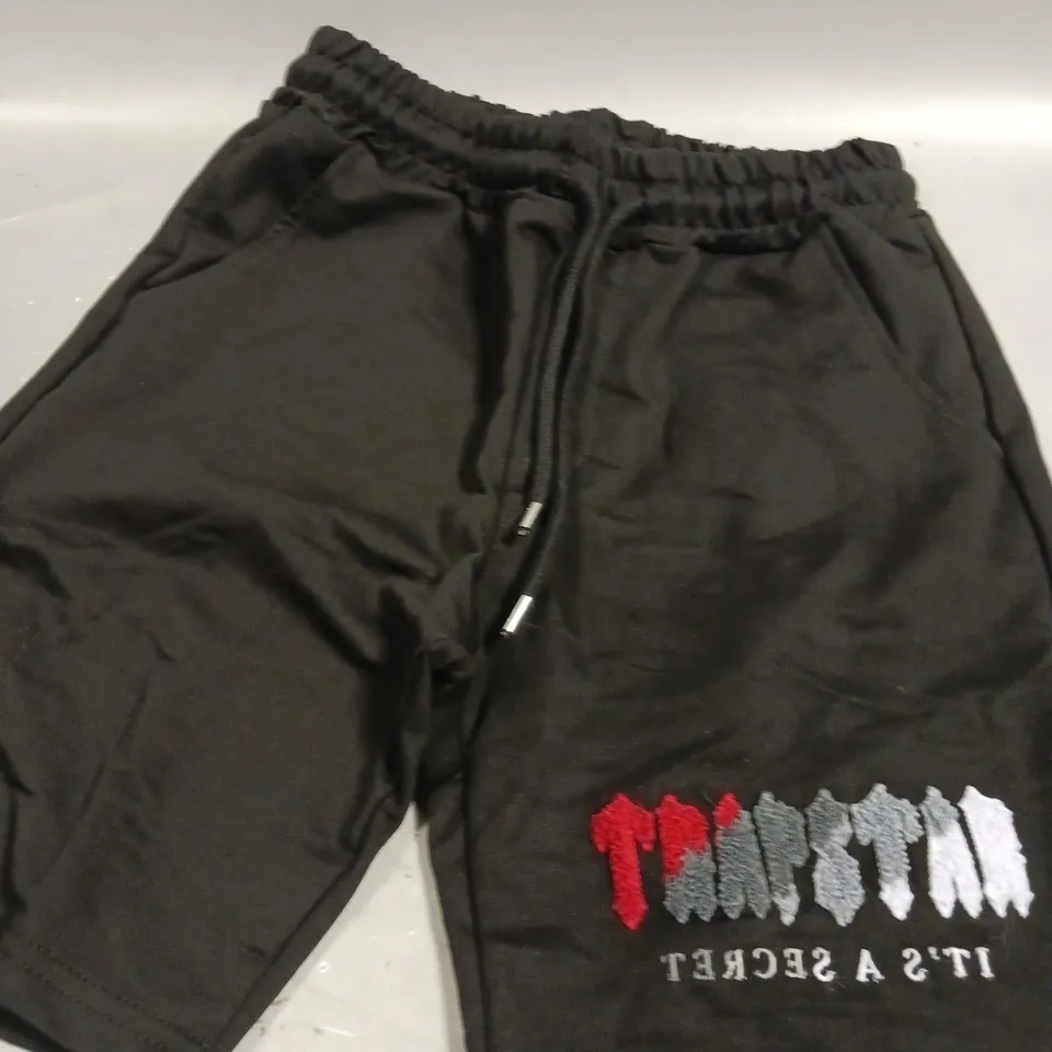 TRAPSTAR LOGO SHORTS IN BLACK - 14-16YRS