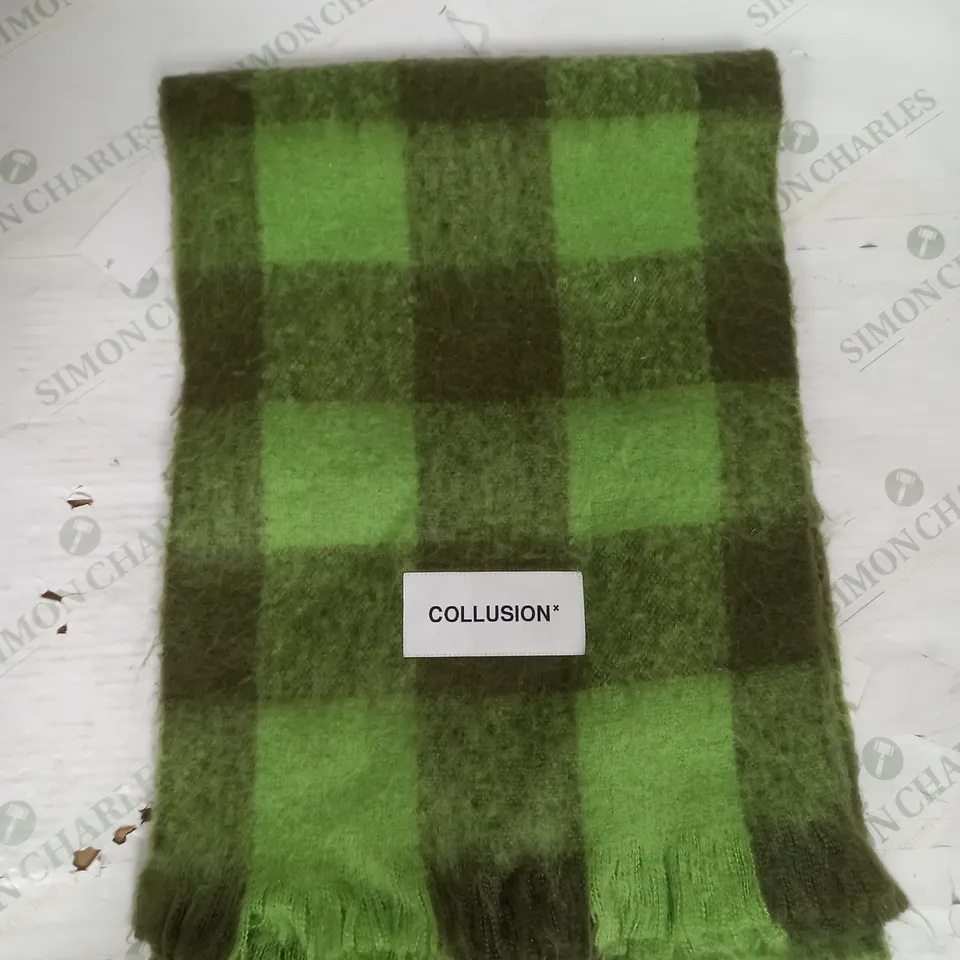 COLLUSION FRINGE SCARF IN GREEN PLAID ONE SIZE
