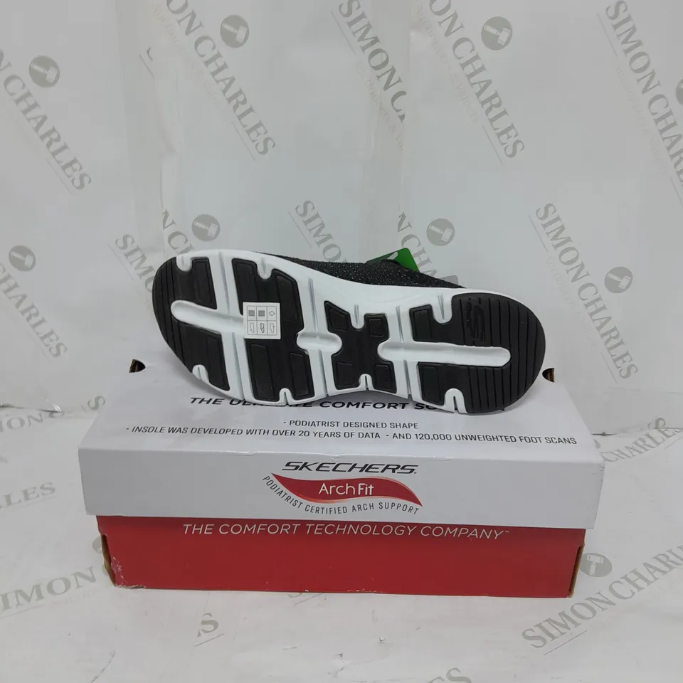 BOXED PAIR OF SKECHERS GLEE FOR ALL TRAINERS IN BLACK/WHITE UK SIZE 5.5