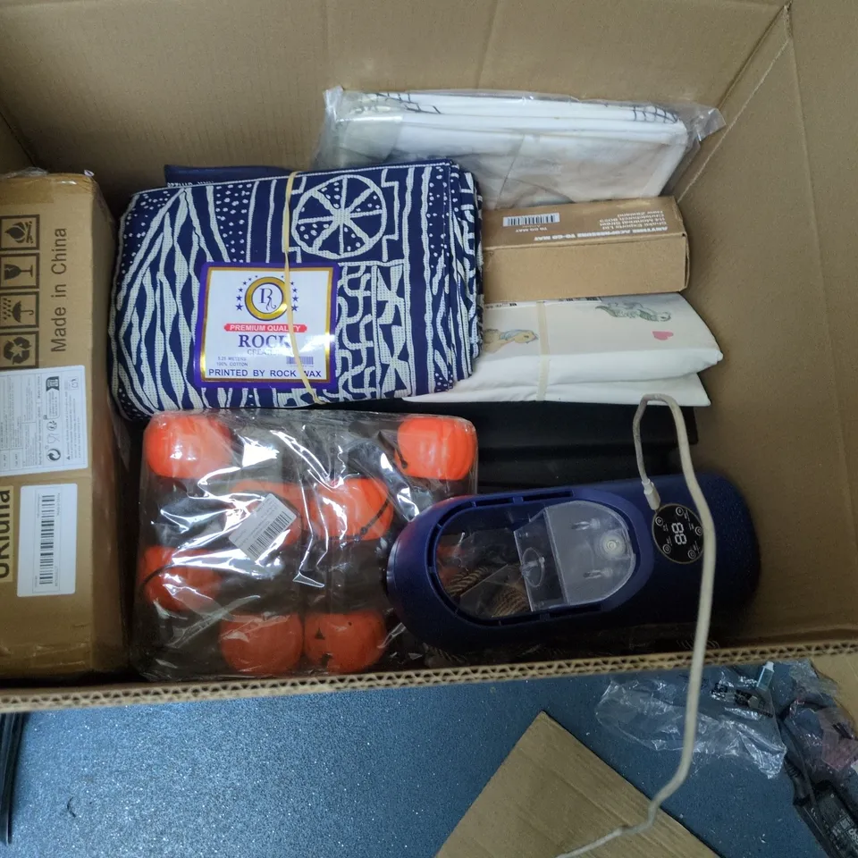 LOT OF APPROXIMATELY 30 ASSORTED HOUSEHOLD ITEMS TO INCLUDE WALL STICKERS, PICTURE FRAME AND FABRIC STORAGE ITEMS