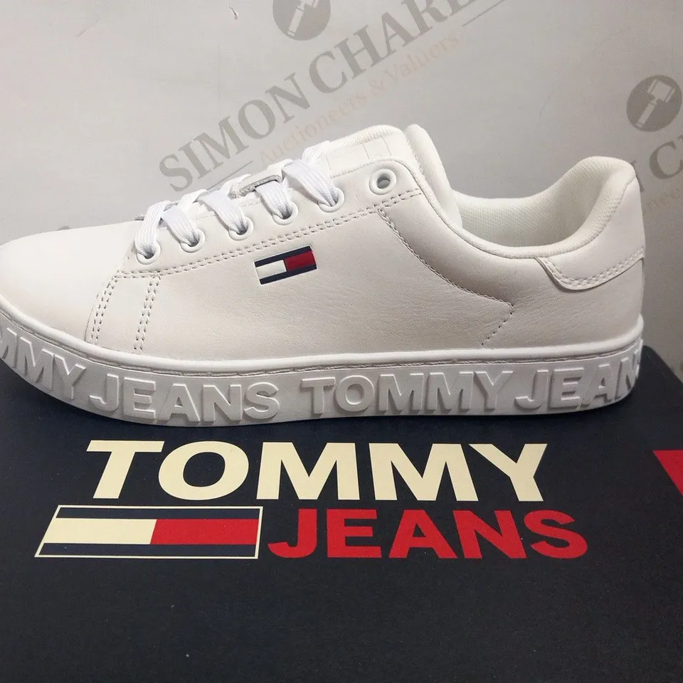 BOXED TOMMY JEANS COOL SNEAKERS SIZE 37