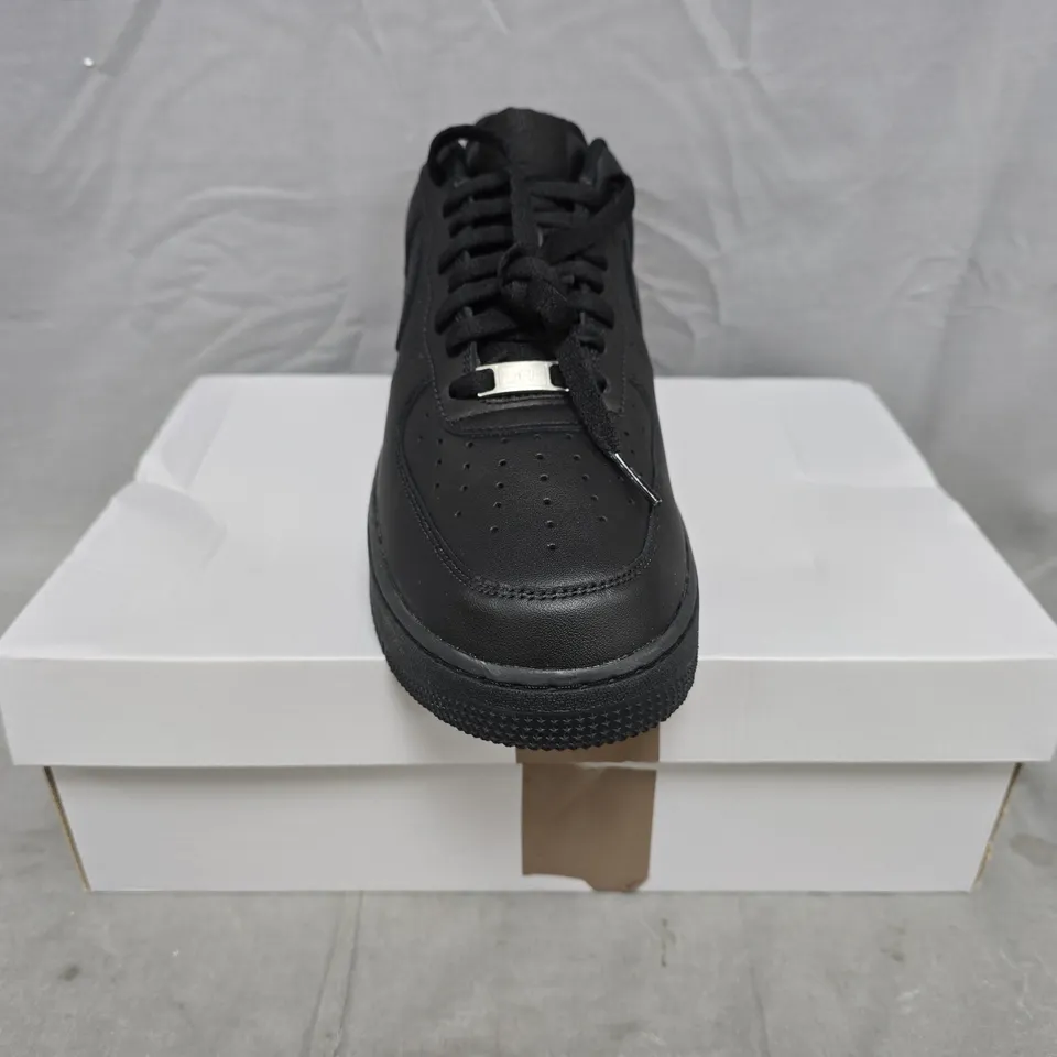 BOXED PAIR OF NIKE AIR FORCE 1 '07 SHOES IN BLACK SIZE UK 10.5