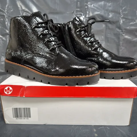 BOXED PAIR OF RIEKER LOW WEDGE BOOTS IN BLACK SIZE 6