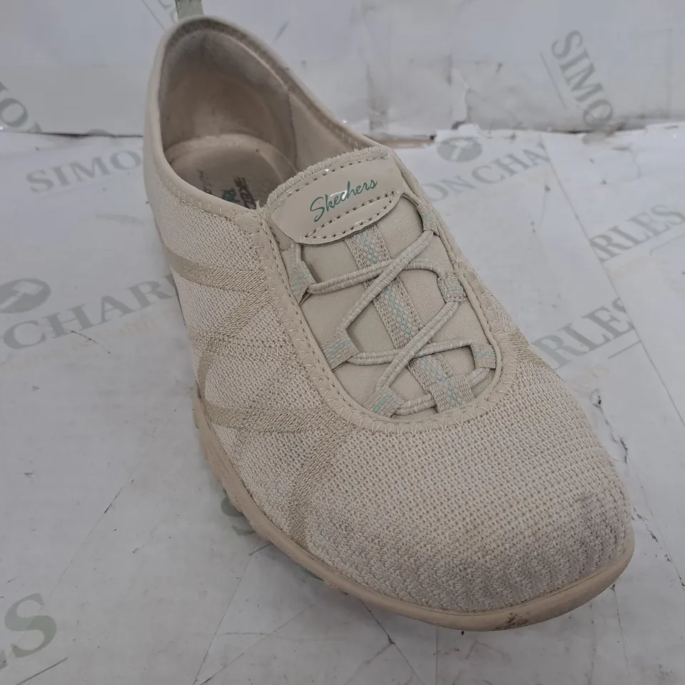 RELAXED FIT SKETCHERS MEMORY FOAM BIEGE SIZE 5