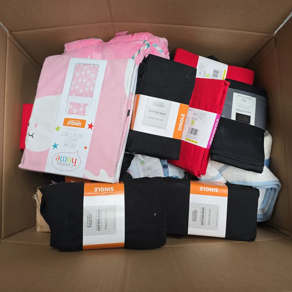 APPROXIMATELY 30 ASSORTED ITEMS TO INCLUDE COTTON RICH FITTED SHEETS, EASY CARE DUVET SETS, SOFT FEEL THROW, ETC