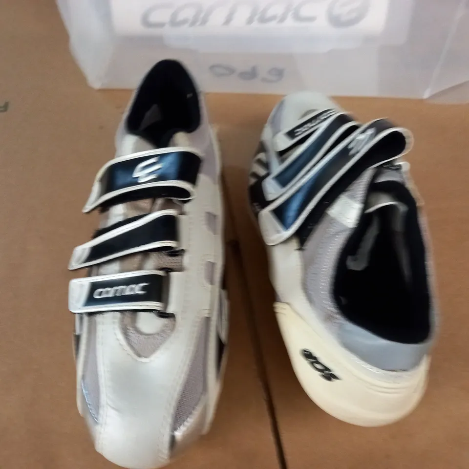 PAIR OF CARNAC EOS CYCLING SHOES IN WHITE SILVER BLACK - FR 40 US 7