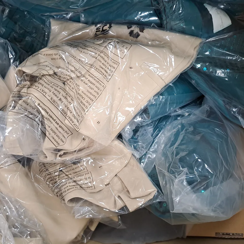 BOX OF APPROXIMATELY 20 ASSORTED CLOTHING AND FASHION ITEMS IN VARIOUS COLOURS, STYLES, AND SIZES, ETC - COLLECTION ONLY