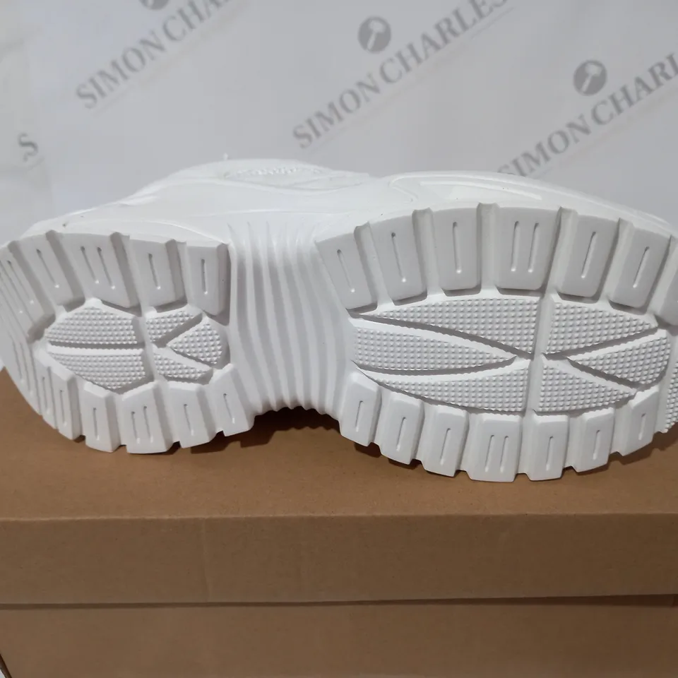 WHITE TRAINERS SIZE EUR 37