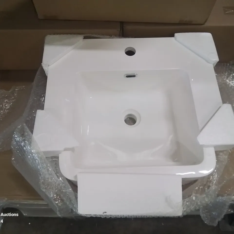 PALLET CONTAINING 11 BATHROOM PORCELAIN SINKS AS NEW