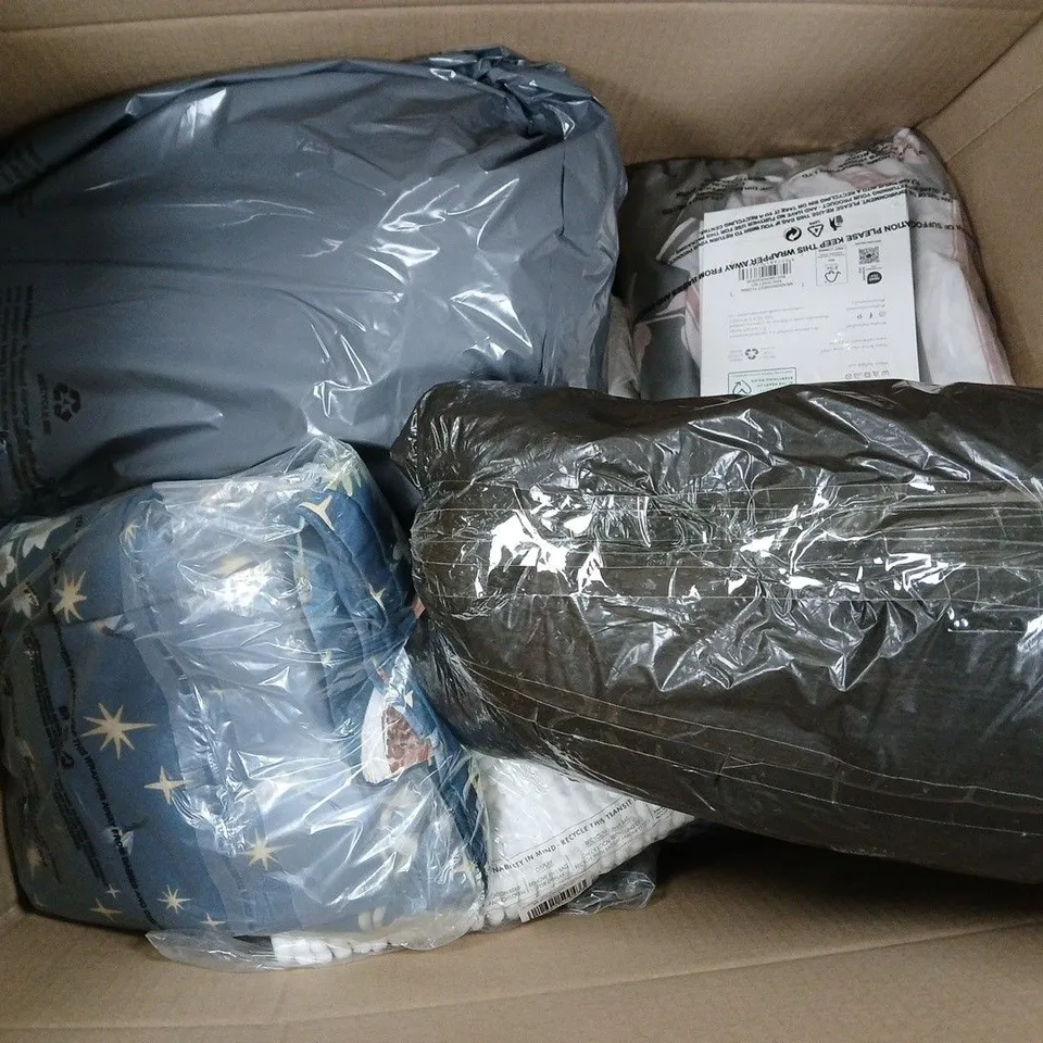 APPROXIMATELY 10 ASSORTED HOUSEHOLD ITEMS TO INCLUDE TWILIGHT ANIMALS DUVET SET, BOBBLE BATH MAT, FLORAL DUVET SET, ETC