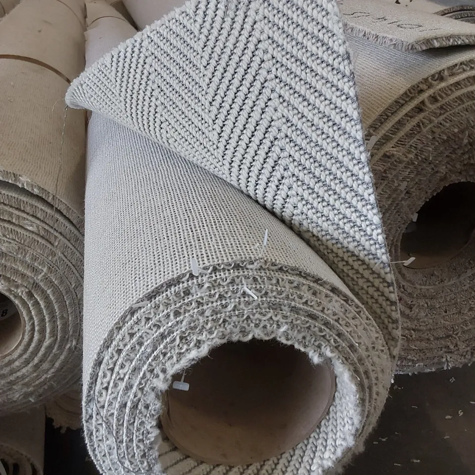 ROLL OF QUALITY GATSBY IVORY CARPET // SIZE: APPROX 4 X 3.48m