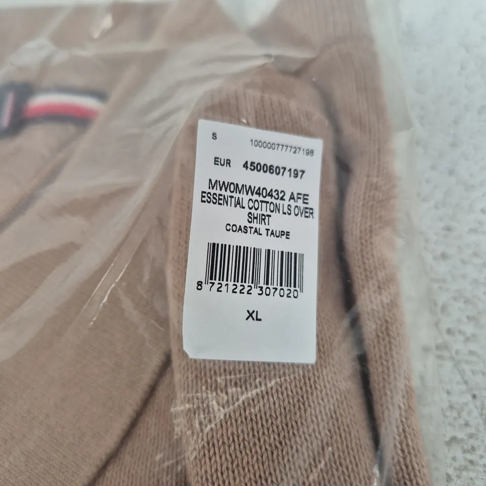TOMMY HILFIGER ESSENTIAL COTTON LONG SLEEVE OVER SHIRT – COASTAL TAUPE, XL (MEN'S)