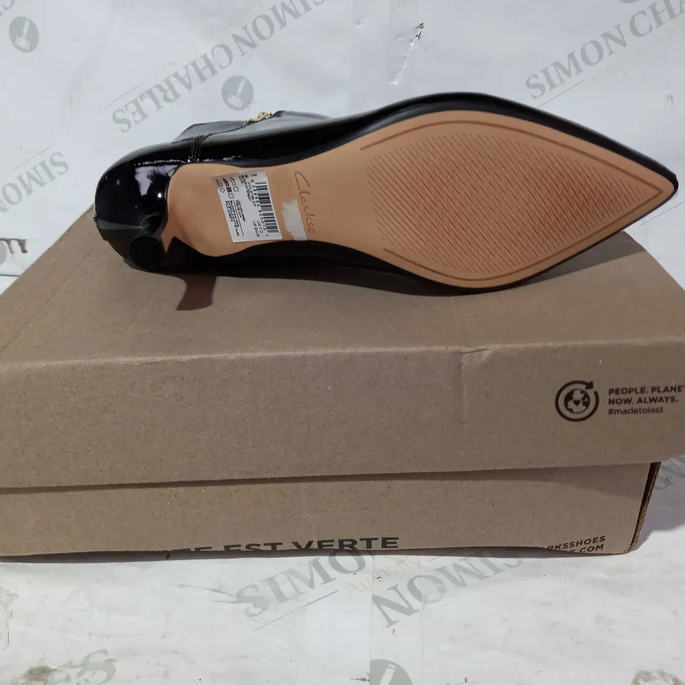 BOXED PAIR OF CLARKS SIDE ZIP LOW HEELED ANKLE BOOTS IN BLACK UK SIZE 7