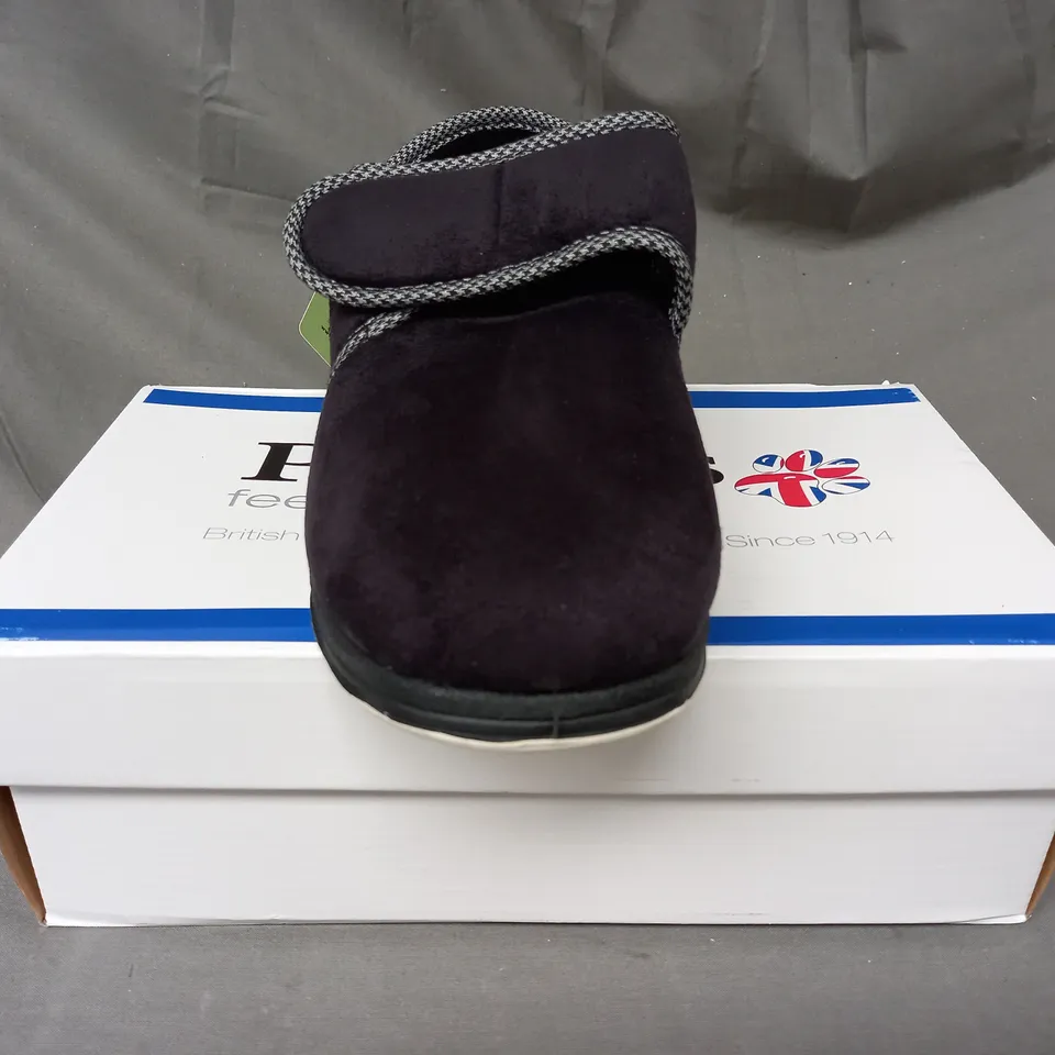 BOXED PAIR OF PADDERS HARRY SLIPPERS IN BLACK SIZE 9