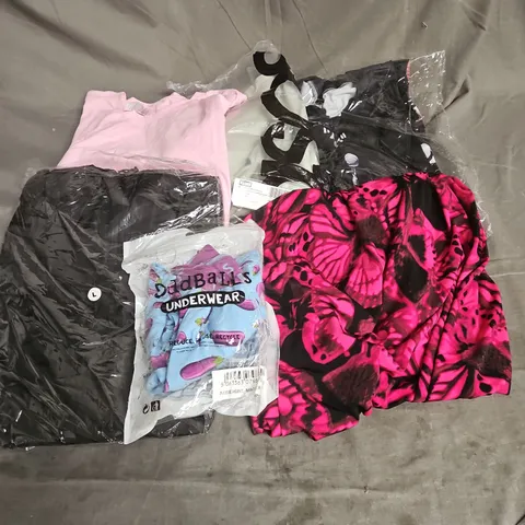 BOX OF APPROXIMATELY 20 ASSORTED CLOTHING ITEMS TO INCLUDE DRESS, TSHIRT, JACKET, ETC