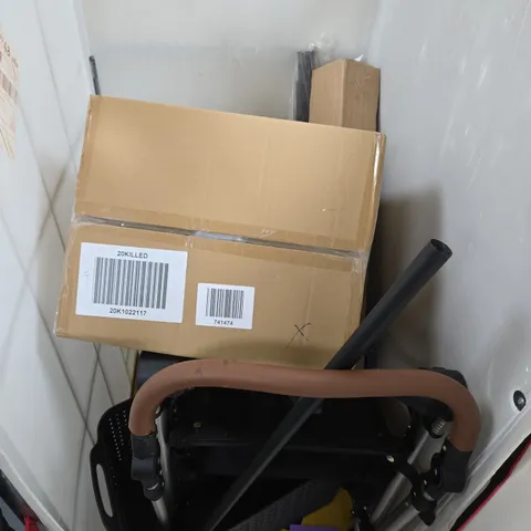 APPROXIMATELY 8 ASSORTED ITEMS TO INCLUDE PRAM PARTS, LAUNDRY BASKET, TOILET BRUSH, ETC - COLLECTION ONLY