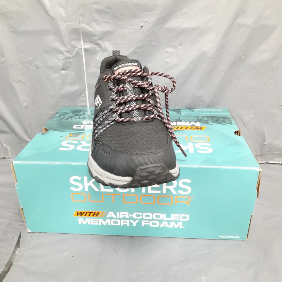 BOXED PAIR OF SKECHERS OUTDOOR MEMORY FOAM TRAINERS IN BLACK/HOT PINK SIZE 7