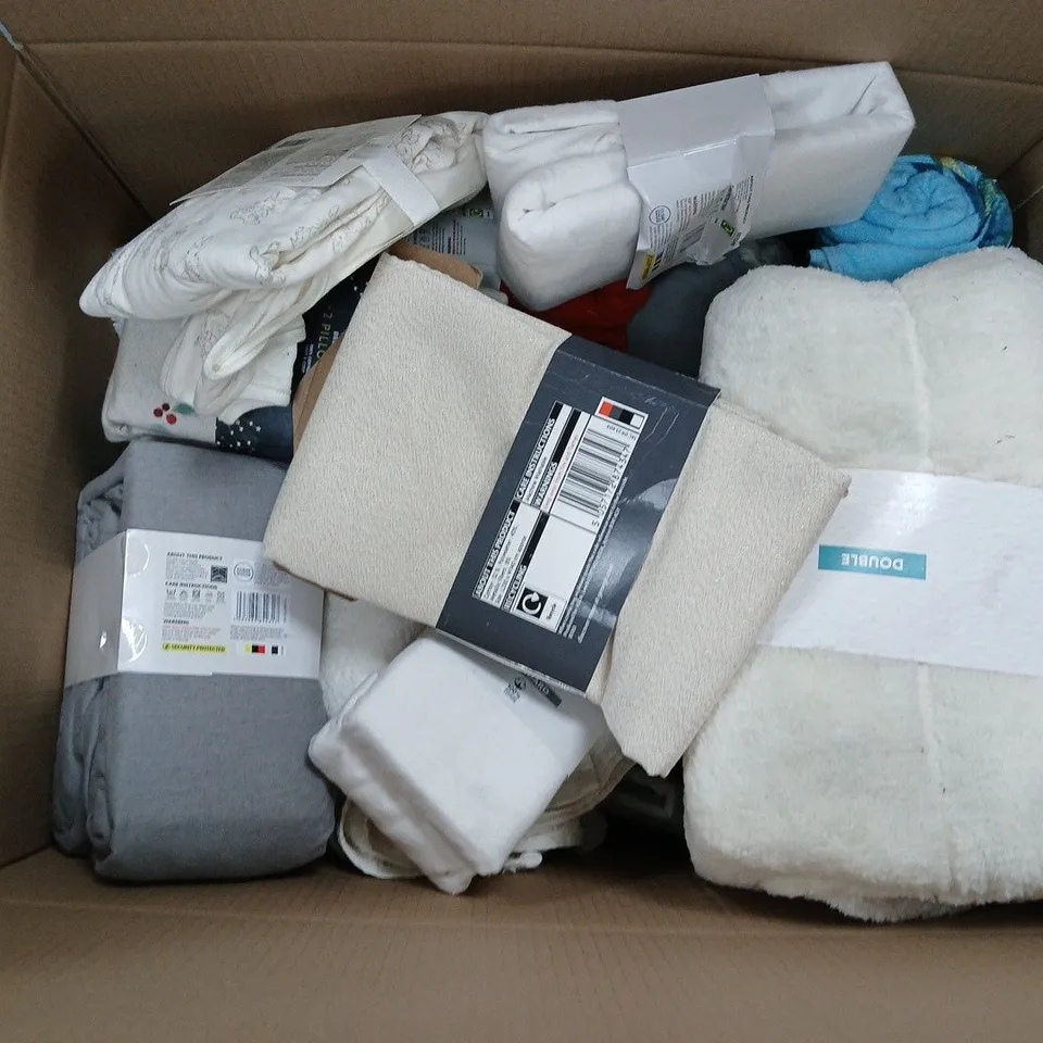 APPROXIMATELY 30 ASSORTED ITEMS TO INCLUDE BEDDING, BABY CLOTHING, TABLECLOTH, ETC - COLLECTION ONLY