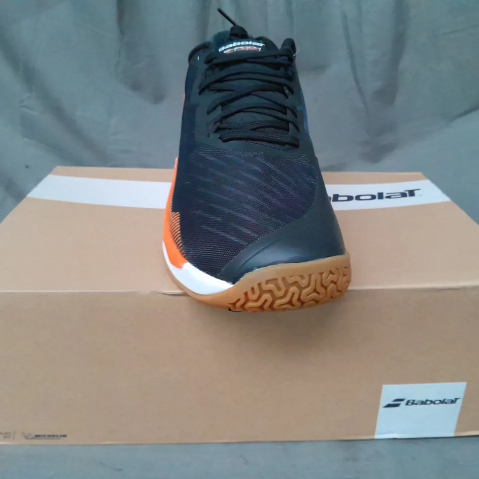 BOXED PAIR OF BABOLAR SHADOW TOUR 5 SHOES IN BLACK/ORANGE/WHITE UK SIZE 9.5