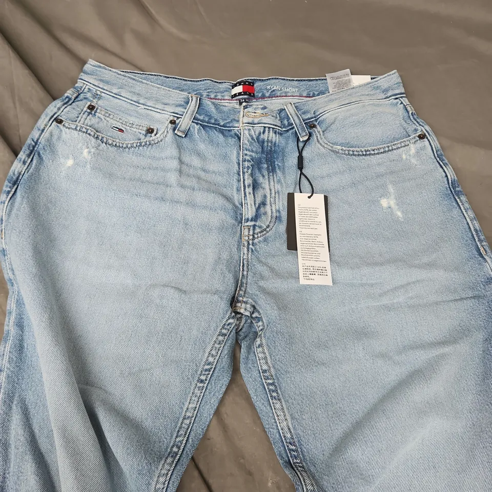 TOMMY JEANS DENIM JEANS – RYAN SHORT, LIGHT WASH, SIZE 34