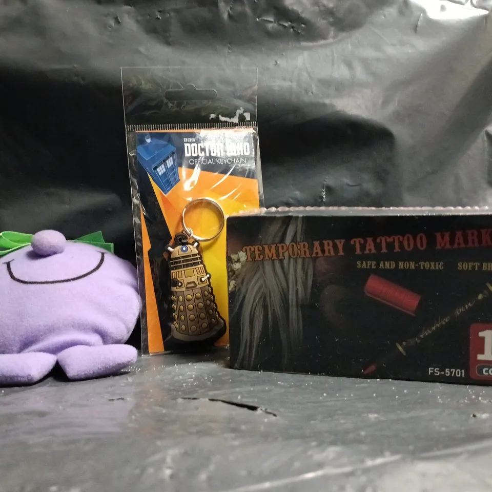 APPROXIMATELY 10 ASSORTED TOYS AND GAMES TO INCLUDE TEMPORARY TATTOO MARKERS, DOCTOR WHO DALEK KEYCHAIN, ETC