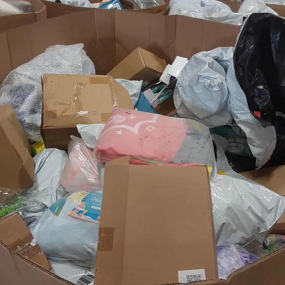 PALLET CONTAINING A LARGE QUANTITY OF ASSORTED HOSE PIPES, POOL INFLATABLES ECT