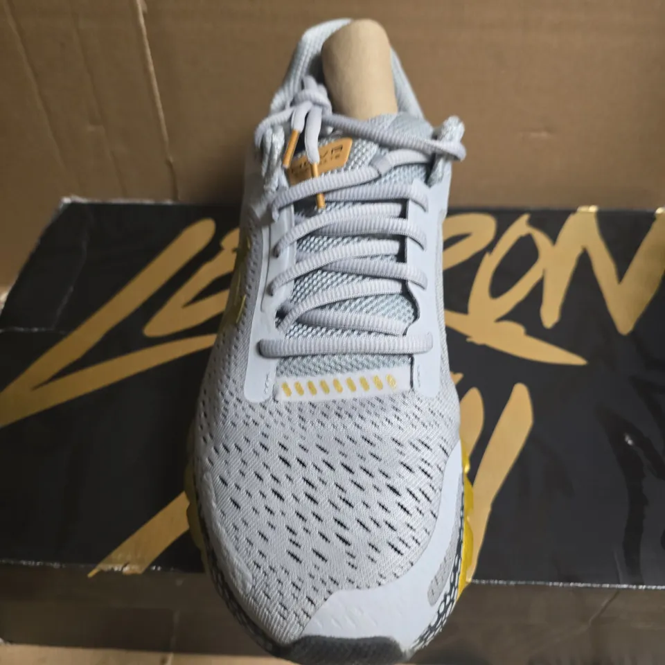 BOXED PAIR OF UNDER ARMOUR TRAINERS - UK SIZE 10.5