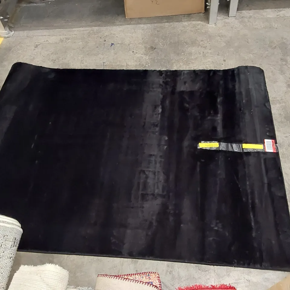 CAUDELL PLUSH SUPER SOFT TUFFED BLACK RUG // 120 X 170CM